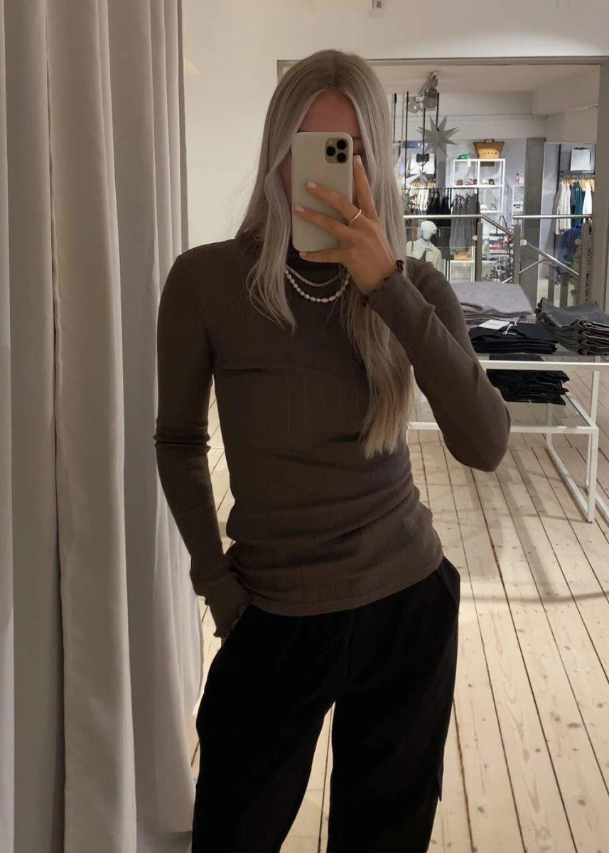 Issy t-neck - Espresso - Image 3