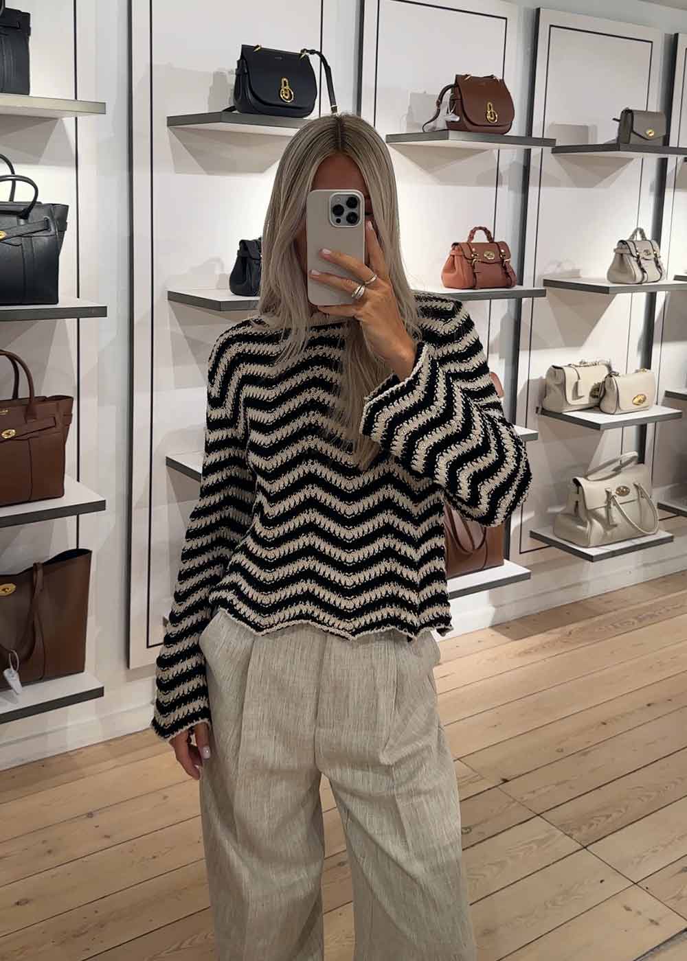 CaryMD o-neck - Summer Sand Black - Image 2