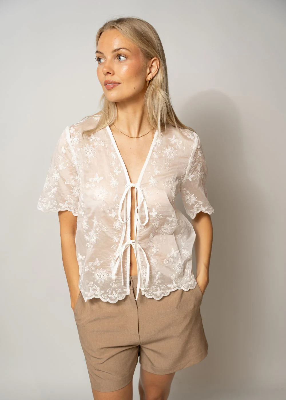 ROUKAIA 2/4 V-NECK TOP - Cloud Dancer - Image 2